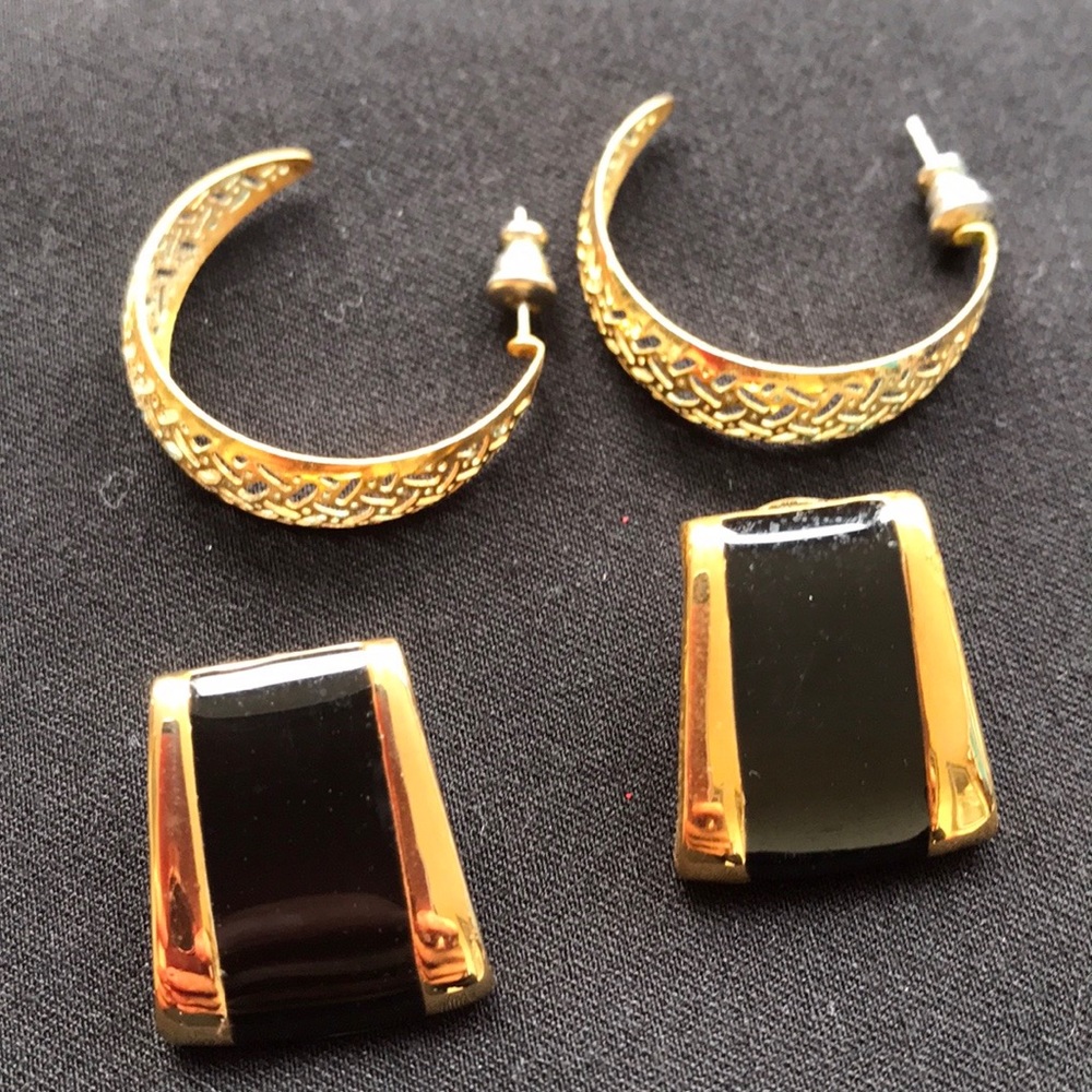2 Black and gold earrings